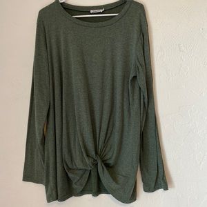 Yidarton Women’s light green long sleeve shirt with a twist on front size 2 XL